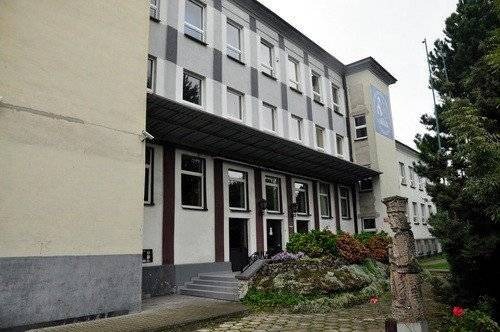 CHEŁMEK. Burmistrz proponuje starostwu reaktywację zlikwidowanej szkoły. I apeluje o wstrzymanie się z wywozem wyposażenia i księgozbioru