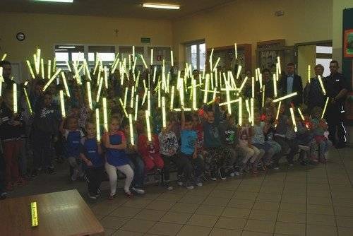 GMINA OSIEK. W szkołach, przedszkolach, a nawet przed kościołami. 1400 odblaskowych opasek rozeszło się jak świeże bułeczki - ZDJĘCIA