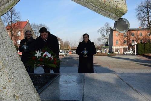 OŚWIĘCIM. Kwiaty i znicze w rocznicę wprowadzenia stanu wojennego