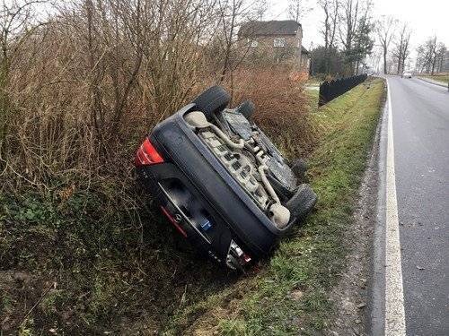 PORĘBA WIELKA. Dachowanie mercedesa. Pojazd prowadził młody kierowca - ZDJĘCIA