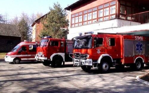 GMINA BRZESZCZE. Zerwana trakcja nad torami. Groźba pożaru składu