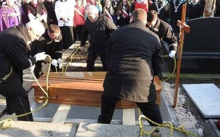 OŚWIĘCIM. Ostatnia ziemska droga ks. kanonika Jerzego Brońki, wieloletniego proboszcza parafii Wniebowzięcia Najświętszej Maryi Panny - ZDJĘCIA