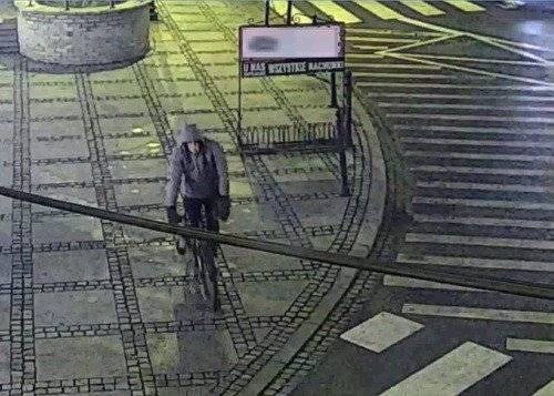 KĘTY. Ten rowerzysta może mieć związek z podpaleniem drzwi Urzędu Gminy. Ktoś go poznaje? - ZDJĘCIA