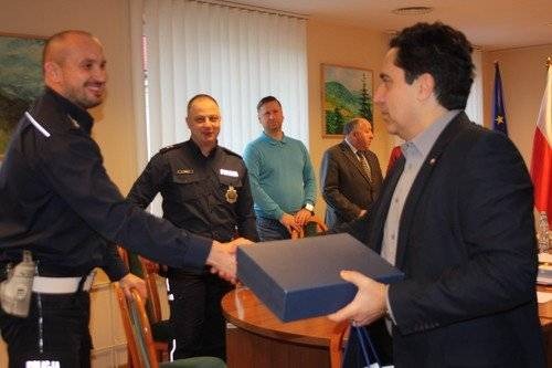 OŚWIĘCIM. Dwóch policjantów drogówki nagrodzonych za uratowanie życia pieszemu