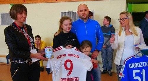 KĘTY. Rekordowa kwota za koszulkę Roberta Lewandowskiego. Wygranymi są dzieci