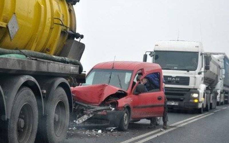 ZABORZE. Wjechał w tył ciężarówki tuż przed sygnalizacją świetlną - ZDJĘCIA