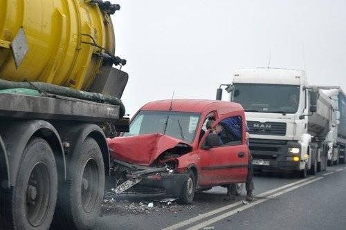 ZABORZE. Wjechał w tył ciężarówki tuż przed sygnalizacją świetlną - ZDJĘCIA
