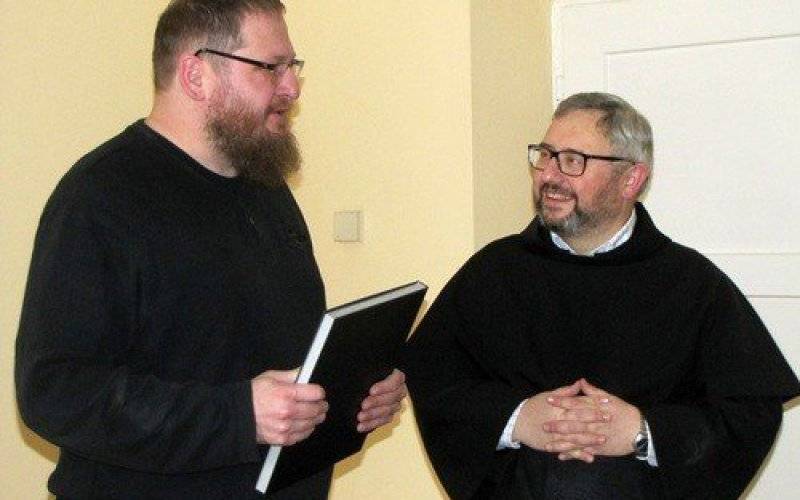 OŚWIĘCIM – HARMĘŻE. Muzealnicy i zakonnicy popisali porozumienie o współpracy