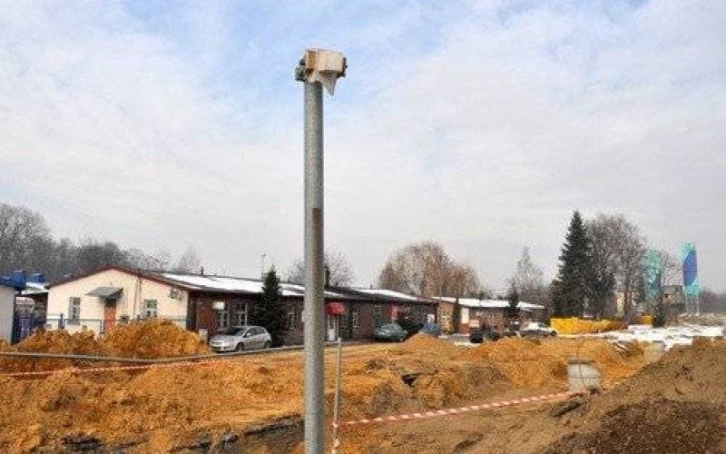 OŚWIĘCIM. Przewrócony znak, zniszczone lustro. Kierowcy, uważajcie w rejonie niebezpiecznego skrzyżowania - ZDJĘCIA