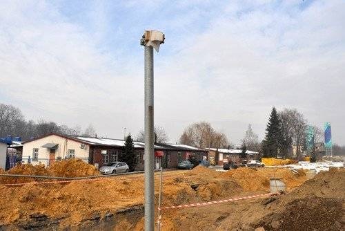 OŚWIĘCIM. Przewrócony znak, zniszczone lustro. Kierowcy, uważajcie w rejonie niebezpiecznego skrzyżowania - ZDJĘCIA