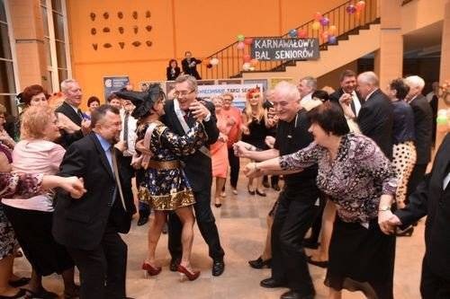 OŚWIĘCIM. Młodzi duchem seniorzy szaleli na balu karnawałowym - ZDJĘCIA