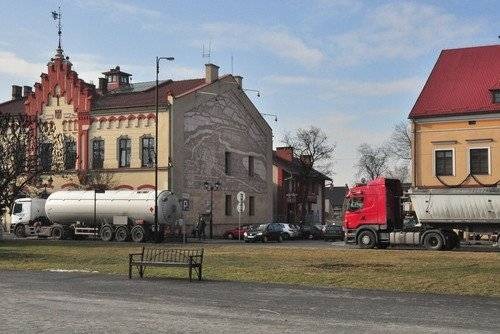 ZATOR. Ciężarówki rozjeżdżają Rynek i wprawiają w drżenie okoliczne kamienice - ZDJĘCIA
