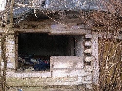 ZATOR. Leżał pod stertą starych ubrań. Wychłodzonego bezdomnego znaleźli policjanci