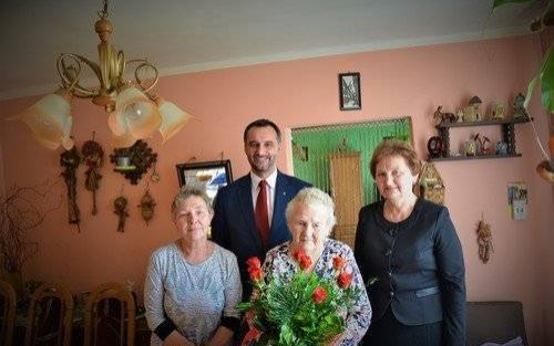 BIERUŃ. Kto komu dobrze życzy. Jubileusz sędziwej mieszkanki. Szkody górnicze budzą emocje. Międzynarodowe towarzystwo w magistracie - ZDJĘCIA