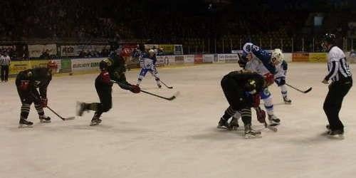 HOKEJ NA LODZIE. Znowu wielkie emocje w oświęcimskiej hali lodowej. Trzecia dogrywka w starciach Unii z Cracovią!