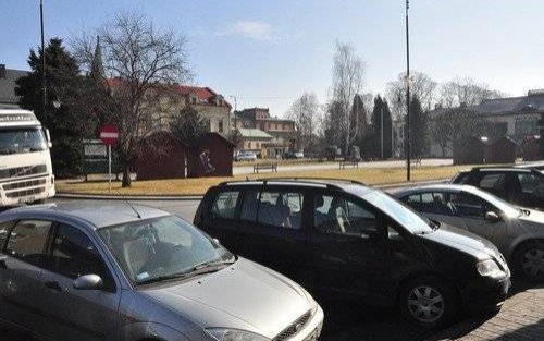 ZATOR. Duży problem w małym mieście. Znalezienie wolnego miejsca do zaparkowania graniczy z cudem - ZDJĘCIA