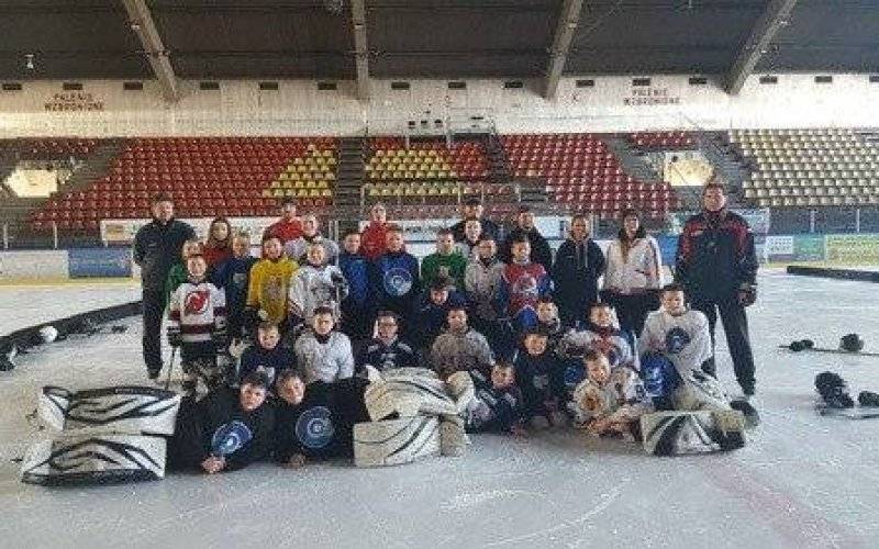 HOKEJ NA LODZIE. Pracowity miesiąc za młodymi hokeistami Unii