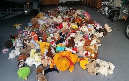 OŚWIĘCIM. Ponad 600 pluszaków na lodzie. Teraz trafią do strażaków, a potem do poszkodowanych dzieci