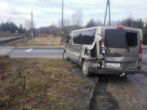 KĘTY. Więcej szczęścia niż rozumu. Wjechał autem przed... pociąg - ZDJĘCIA