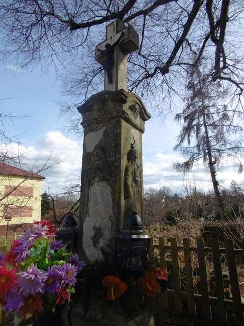 PRZECIESZYN. Samorządy z odsieczą popadającym w ruinę kapliczkom