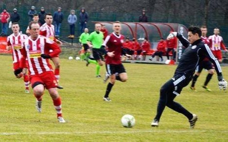 PIŁKA NOŻNA. Inauguracja na Przecznej w deszczu