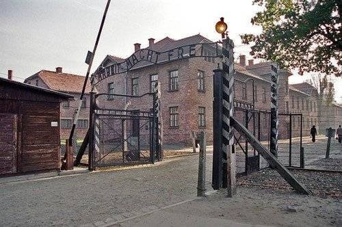 OŚWIĘCIM. Skandal przed bramą Arbeit Macht Frei. Sprawa jeszcze dziś trafi do prokuratury