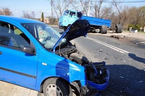 BOBREK . Kierująca fiatem trafiła do szpitala. Z ciężarówki odpadła tylna oś - ZDJĘCIA