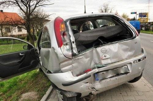 GROJEC. Zderzenie czterech aut na Beskidzkiej. Jedna osoba trafiła do szpitala - ZDJĘCIA