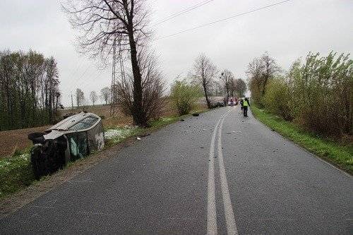GŁĘBOWICE. Zderzenie, a następnie dachowanie