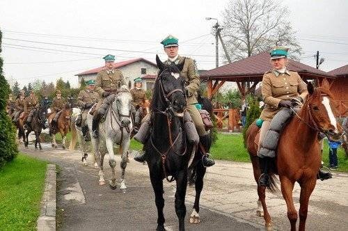 BOBREK. Trwa III Rajd Ułanów. Podążają szlakiem Pileckiego - ZDJĘCIA