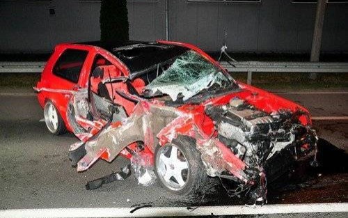 OŚWIĘCIM. Golfem wbił się w naczepę ciężarówki. Kierowca w ciężkim stanie - ZDJĘCIA