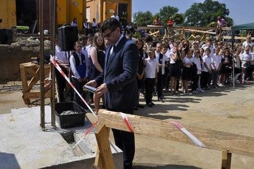 PORĘBA WIELKA. Kamień węgielny wmurowany. Budowa szkoły idzie pełną parą - ZDJĘCIA
