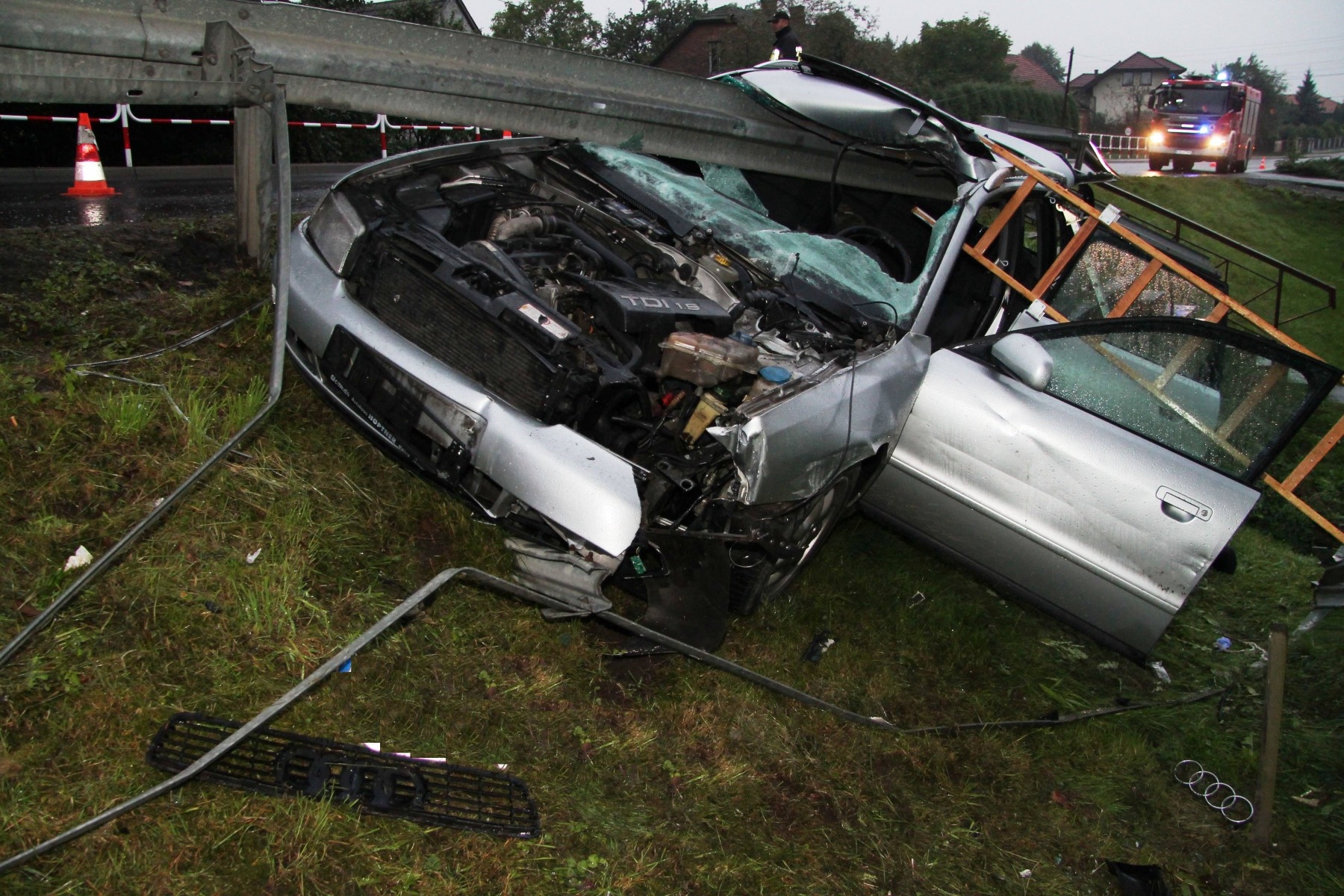 OSIEK. Barierka przebiła audi na wylot. 24-latek w stanie krytycznym.