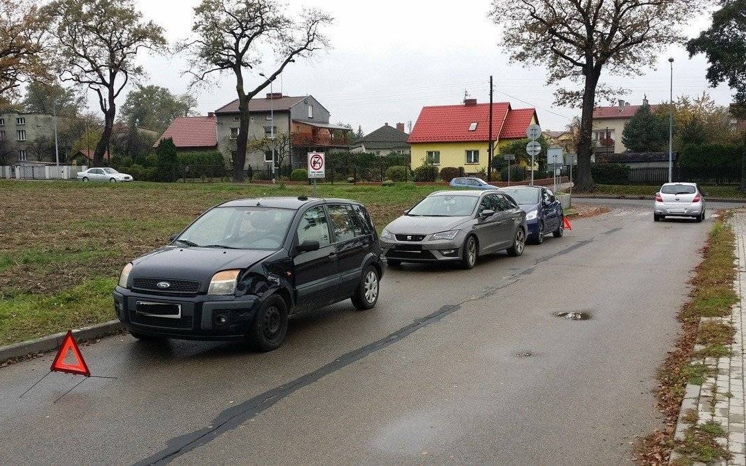 JAWISZOWICE. Kolizja trzech aut. 27-latka trafiła do szpitala