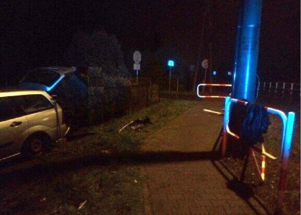 GORZÓW. 18-latek fordem skasował znaki drogowe i uderzył w ogrodzenie