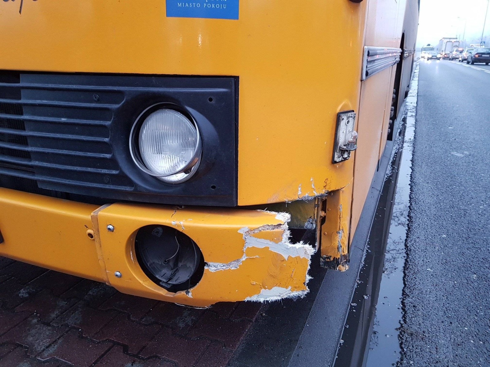 BABICE. Urwane koło samochodu dostawczego uderzyło w autobus z dziećmi