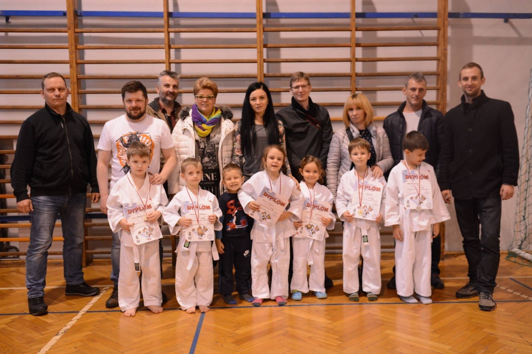 JU-JITSU. Sześcioro oświęcimian na stopniach podium