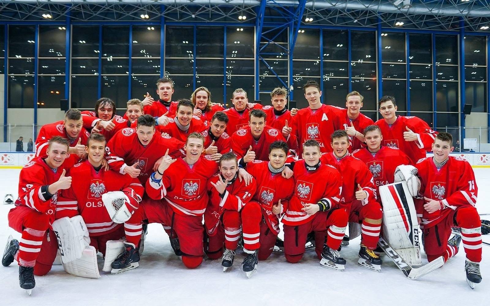 HOKEJ NA LODZIE. W barwach narodowych