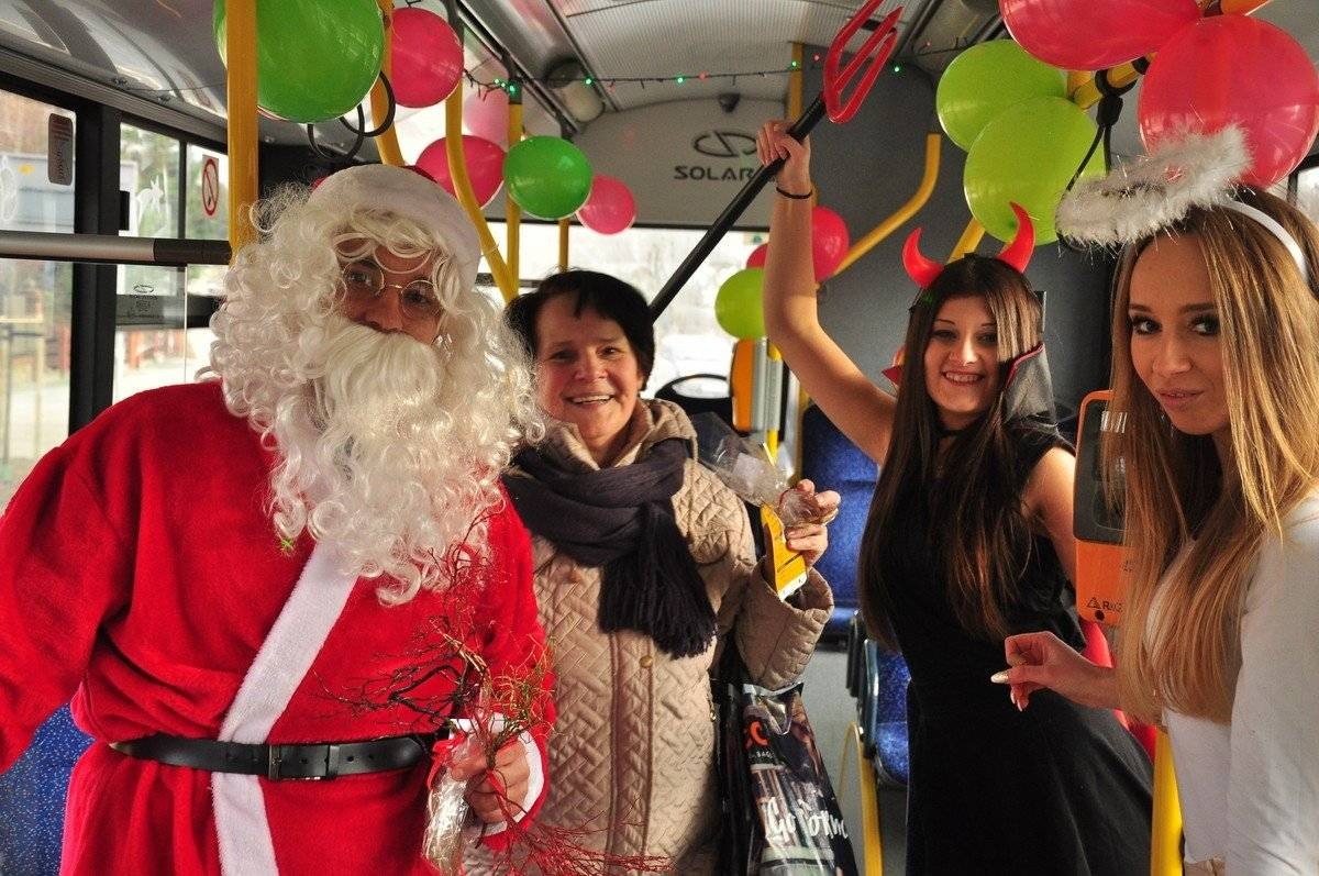 OŚWIĘCIM. Święty Mikołaj, diablica i aniołek zadbali o pasażerów miejskiego autobusu