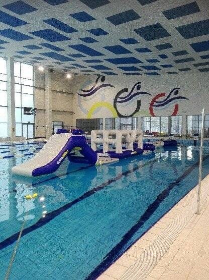 OŚWIĘCIM. Tor przeszkód na basenie jedną z feryjnych atrakcji