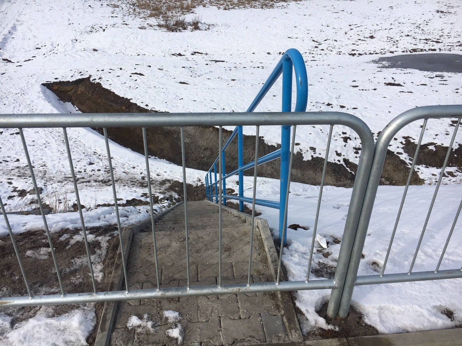 BOBREK. Most, schody, a pomiędzy nimi... barierka
