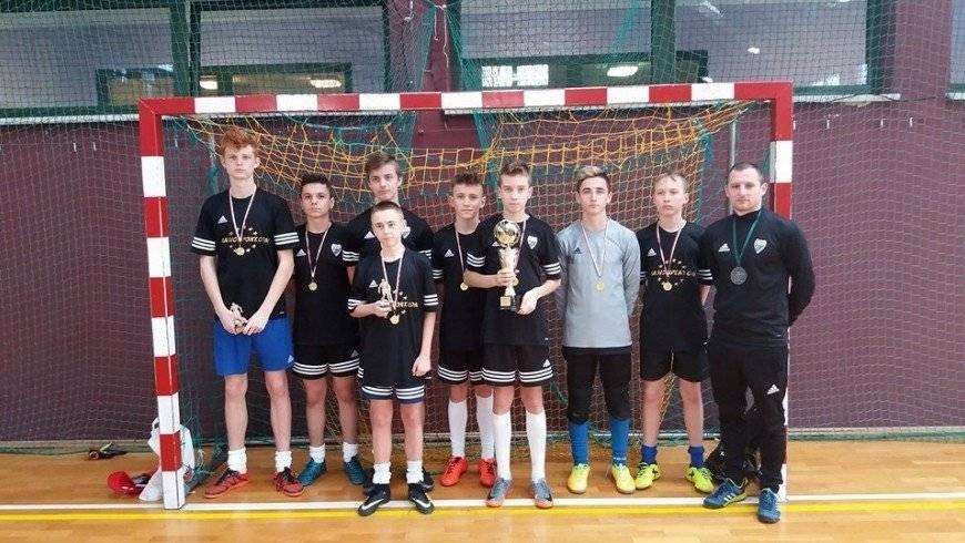HALOWY FUTBOL. Komplet biało-niebieskich zwycięstw