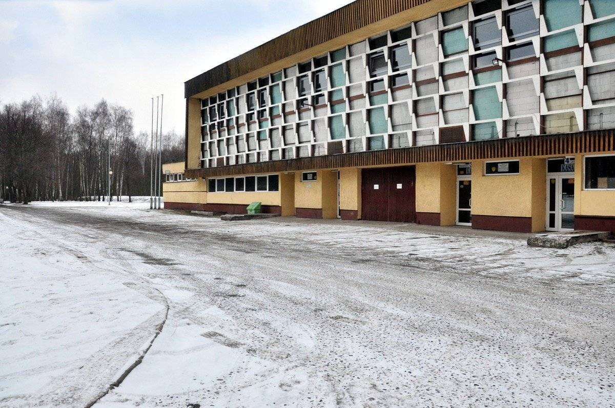 OŚWIĘCIM. Wokół lodowiska dziura na dziurze. Kiedy znikną?