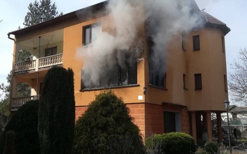 PRZECISZÓW. Pożar na Wiślanej. W niebezpieczeństwie mężczyzna i kobieta z dzieckiem