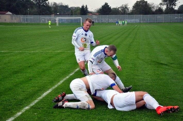 PIŁKA NOŻNA. Dotkliwa porażka solarzy. Znamy komplet sobotnich rezultatów