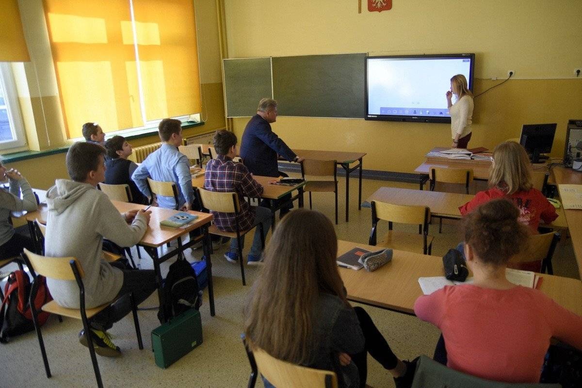 CHEŁMEK. Nowoczesność wkracza do szkół. Interaktywne monitory pogłębią wiedzę i poszerzą horyzonty
