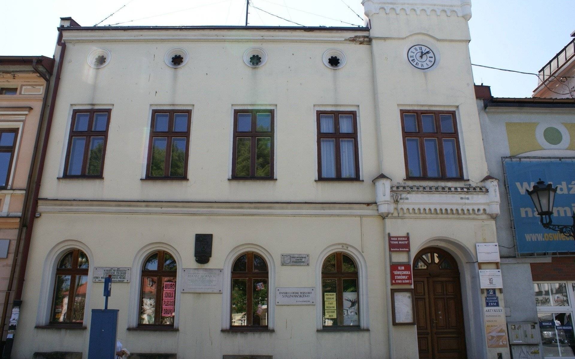 OŚWIĘCIM. Co dalej z tablicami usuniętymi ze ściany starego ratusza?