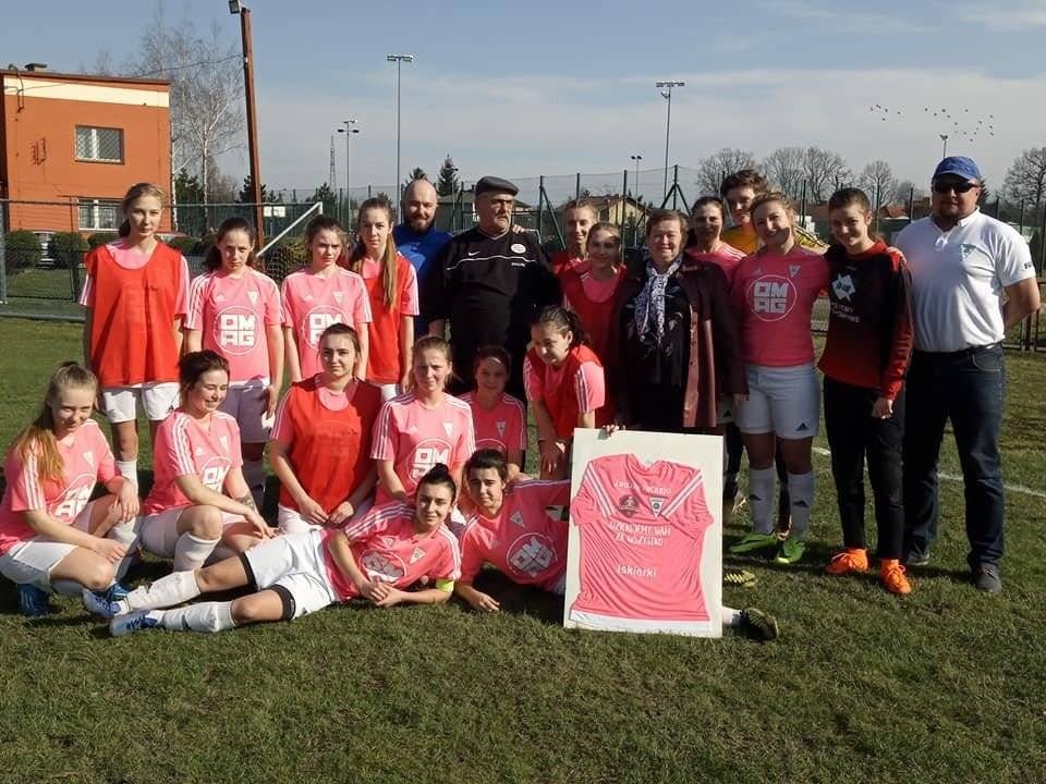 KOBIECY FUTBOL. Udana inauguracja Iskierek z pożegnaniem gospodarzy w tle