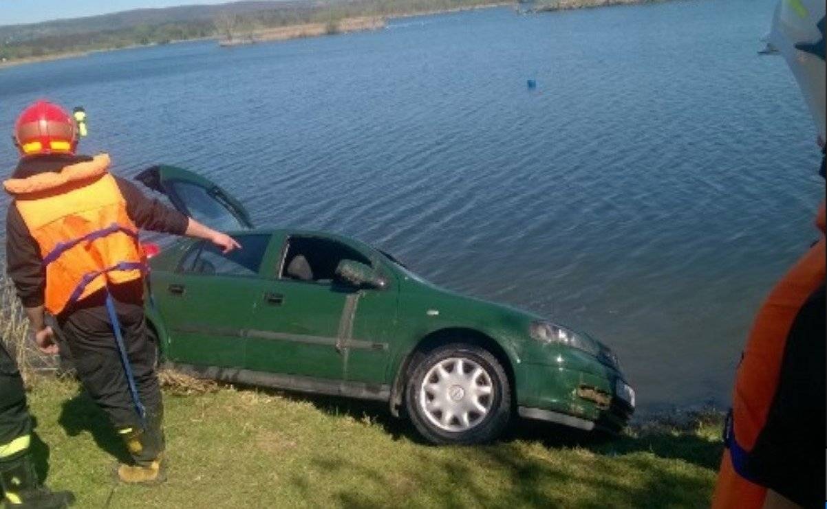 SMOLICE. Samochód wpadł do wody. Nie żyje 68-letni mężczyzna