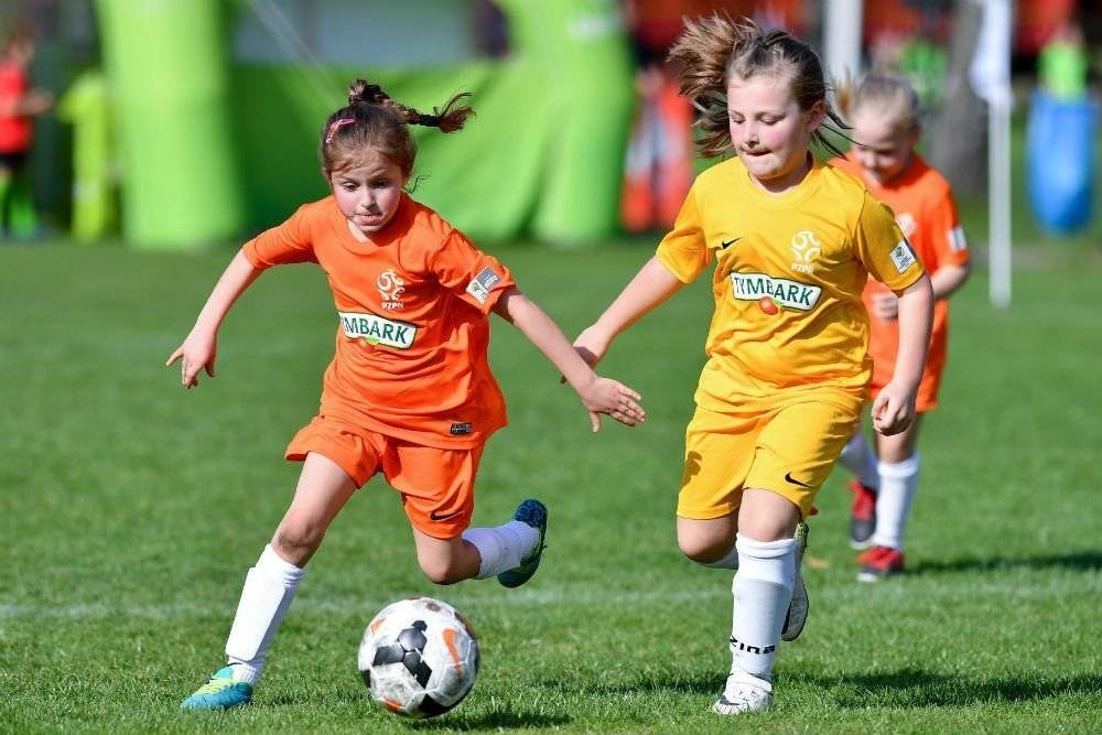 PIŁKA NOŻNA. Z podwórek na światowe stadiony...